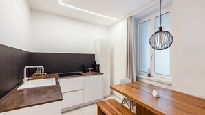 Una cocina moderna con un lavamanos, encimera y banco de madera.