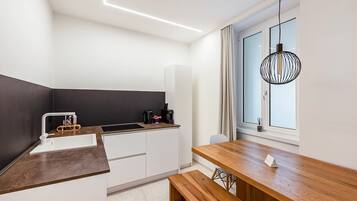 Frigorifero, piano cottura, lavastoviglie, macchina per tè/caffè