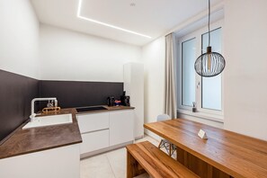 Kylskåp, spishäll, diskmaskin och kaffe- och tebryggare