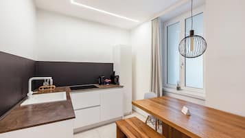 Frigorifero, piano cottura, lavastoviglie, macchina per tè/caffè