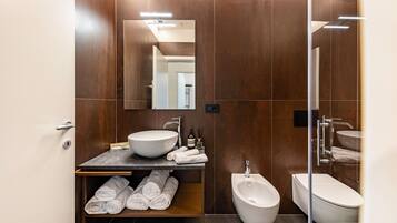 Dusj, toalettartikler (inkludert), hårføner og badekåper