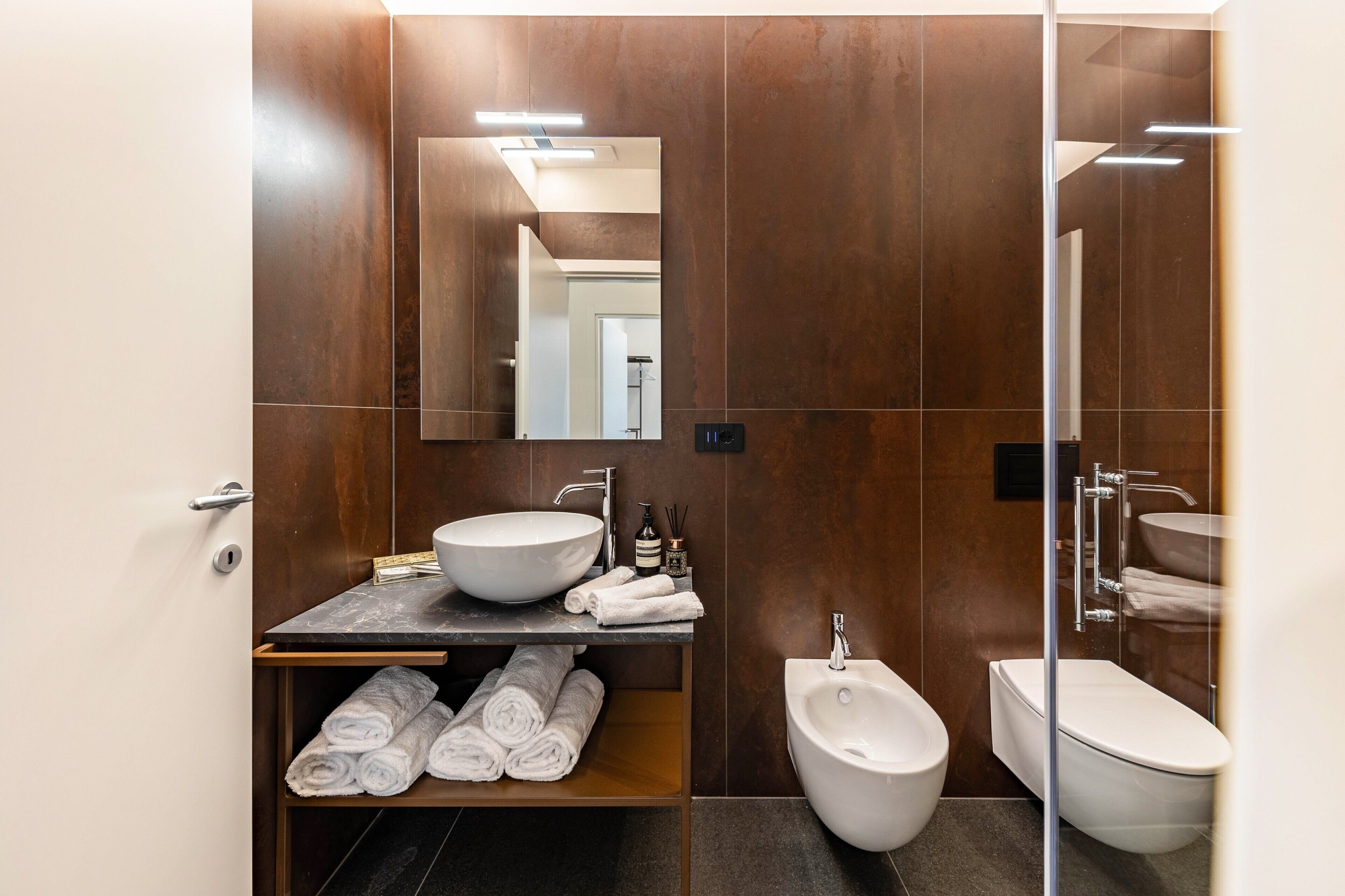 Dusche, kostenlose Toilettenartikel, Haartrockner, Bademäntel