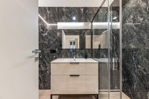 Dusche, Haartrockner, Handtücher