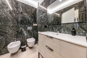 Shower, hair dryer, towels - Apartment 'App 206 Palazzo Cavour' with Mountain View, Wi-Fi and Air Conditioning (Bolzano)
