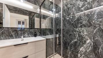 Douche, sĂšche-cheveux, serviettes fournies