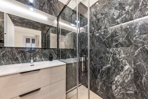 Shower, hair dryer, towels