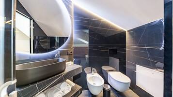 Badewanne, Haartrockner, Handtücher