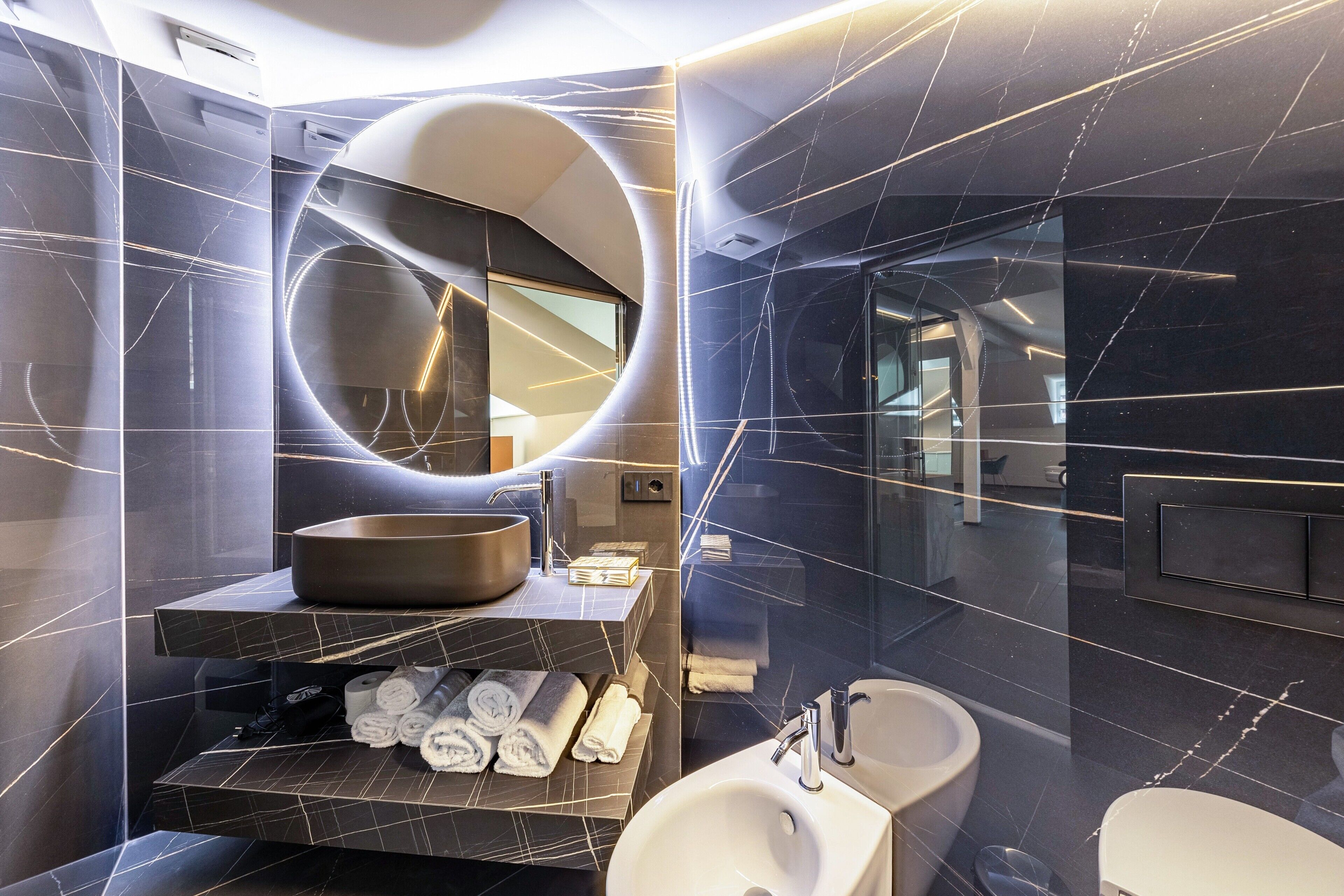 Badewanne, kostenlose Toilettenartikel, Haartrockner, Bademäntel
