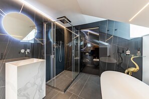 Bañera, artículos de tocador gratuitos, secador de pelo, batas