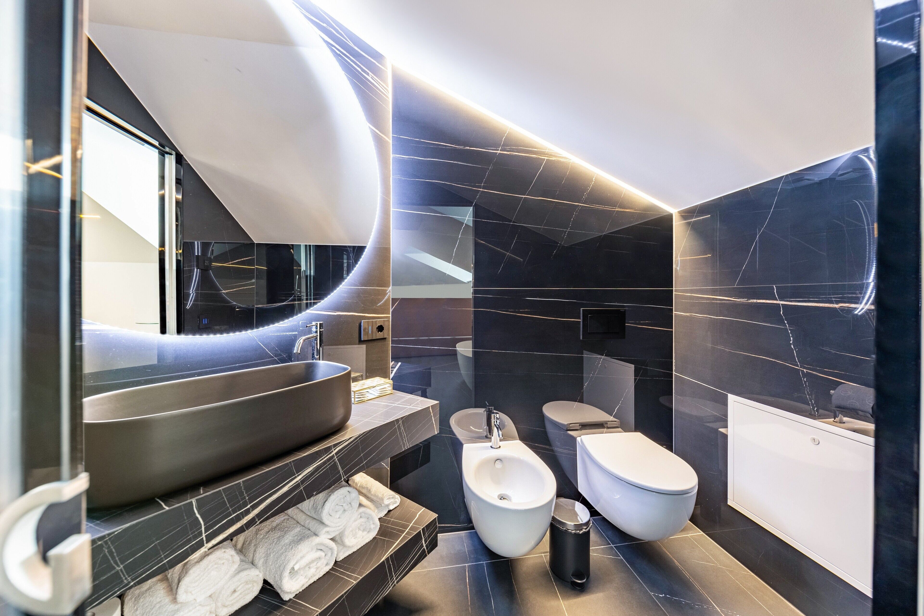 Baignoire, articles de toilette gratuits, sèche-cheveux, peignoirs