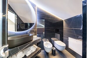 Baignoire, articles de toilette gratuits, sèche-cheveux, peignoirs