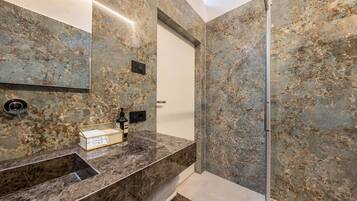 Baignoire, sĂšche-cheveux, serviettes fournies