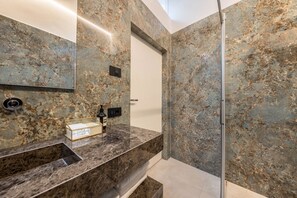 Tina, secadora de cabello, toallas 