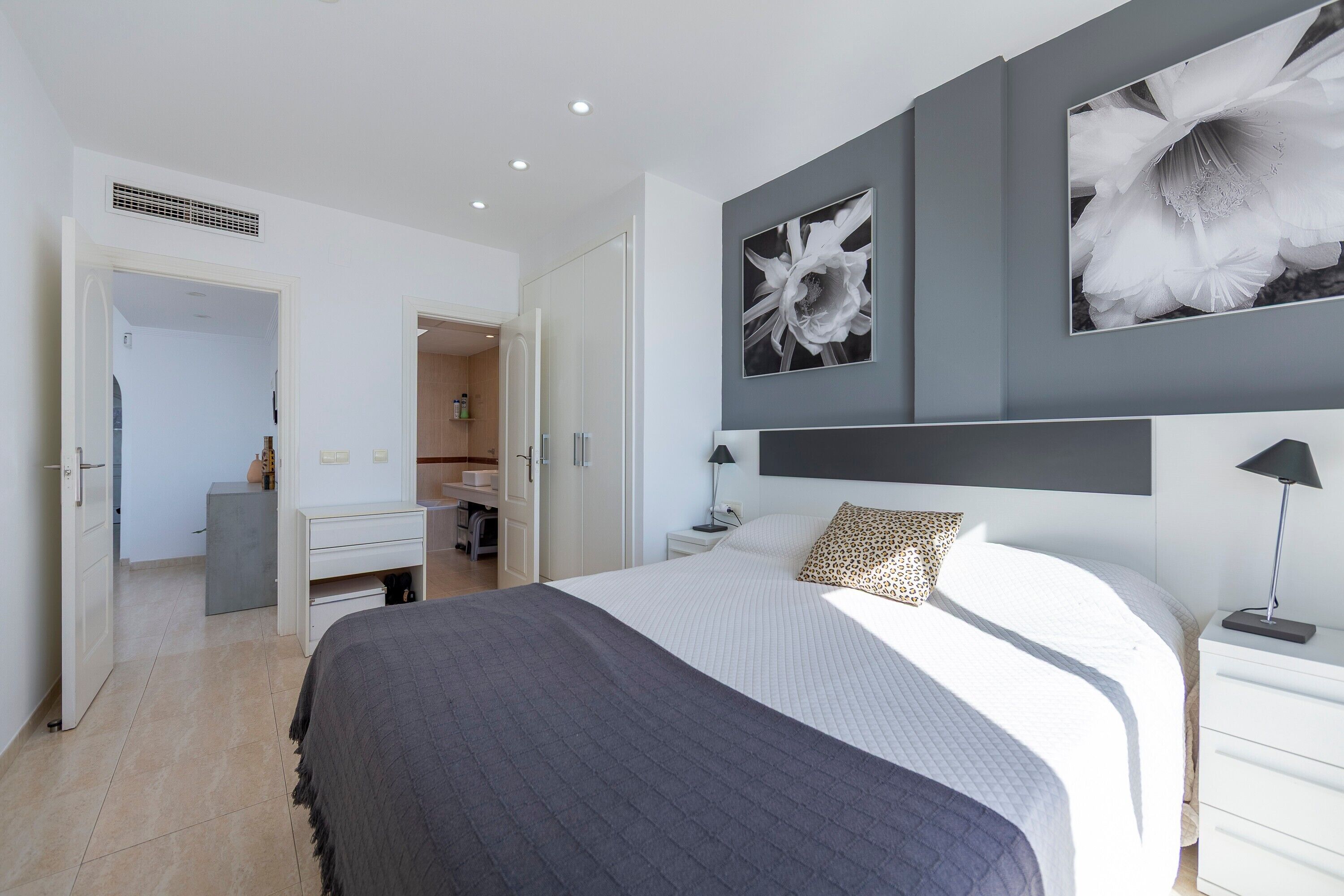 3 slaapkamers, een strijkplank/strijkijzer, gratis wifi, beddengoed