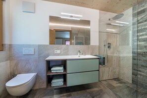 Shower, hair dryer, towels - Chalet "Pixnerhof Bonita" with Terrace, Garden & Wi-Fi (Kastelbell-Tschars)