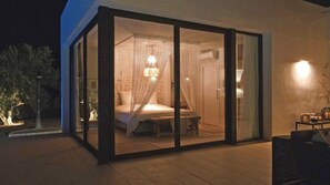 Une chambre à coucher avec un lit, une table de chevet et une commode.