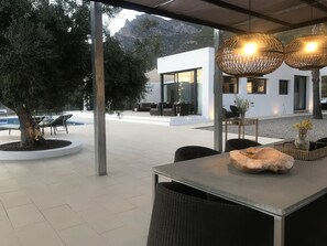 Outdoor dining - Hill house Spain -villa casa blanca with Sea & Mountain View, Pool and Jacuzzi (Almunecar)