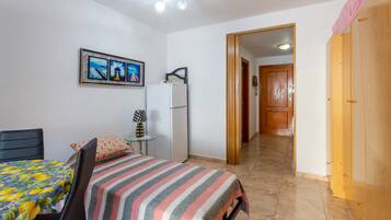 1 habitación, tabla de planchar con plancha, wifi y ropa de cama