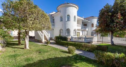 "Villa de 5 dormitorios con piscina privada y jardín" cerca del mar con piscina y Wi-Fi