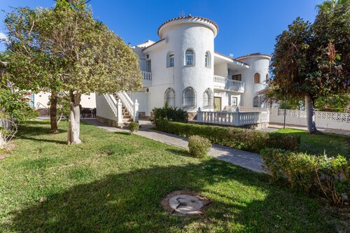 "5 bedroom Villa private Pool and Garden" close to the Sea with Pool & Wi-Fi