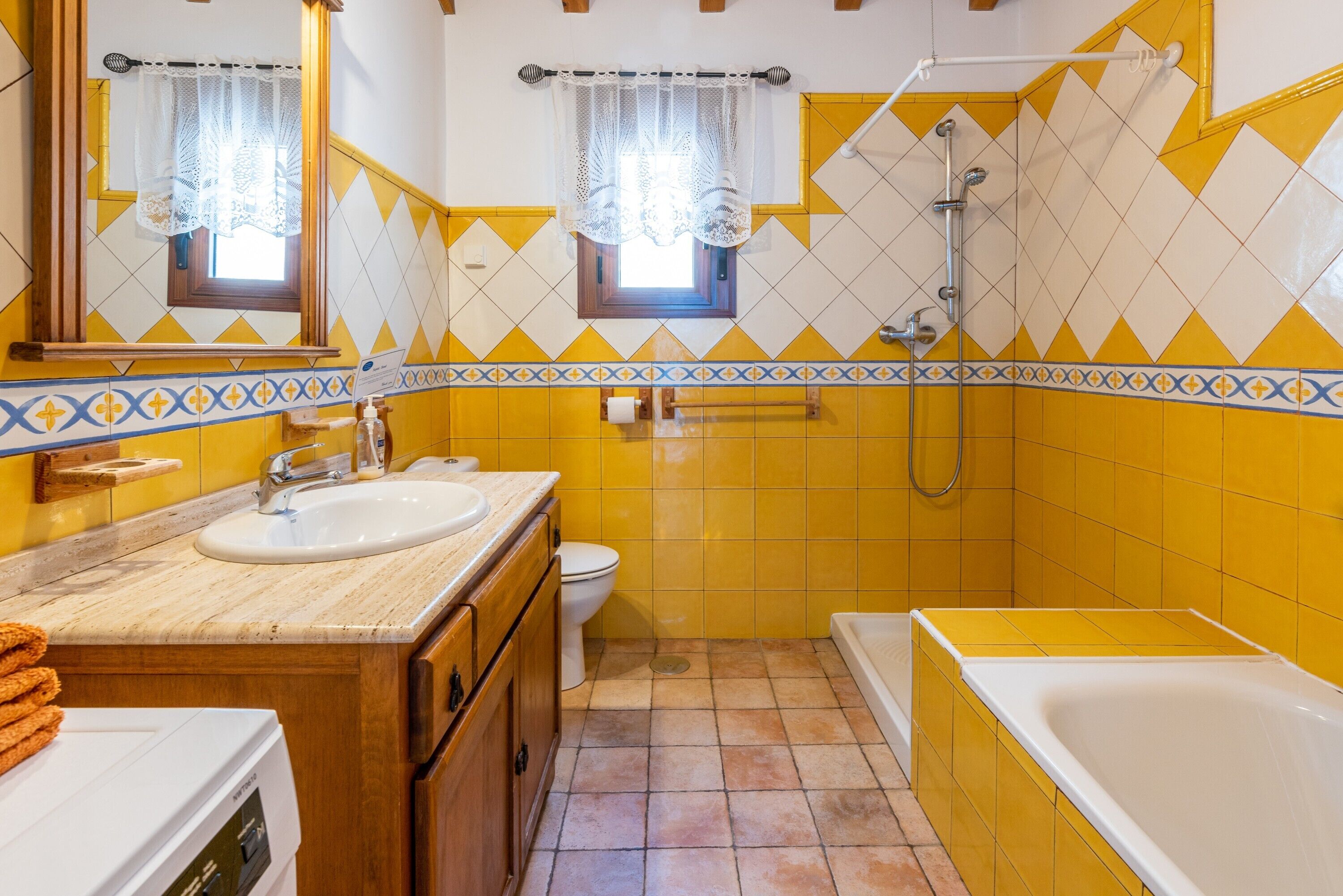 Bañera, secador de pelo y toallas