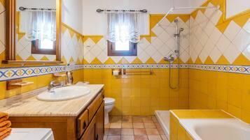 Bañera, secador de pelo y toallas