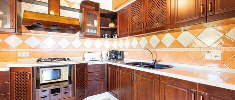 Kühlschrank, Mikrowelle, Herdplatte, Wasserkocher mit Kaffee-/Teezubehör