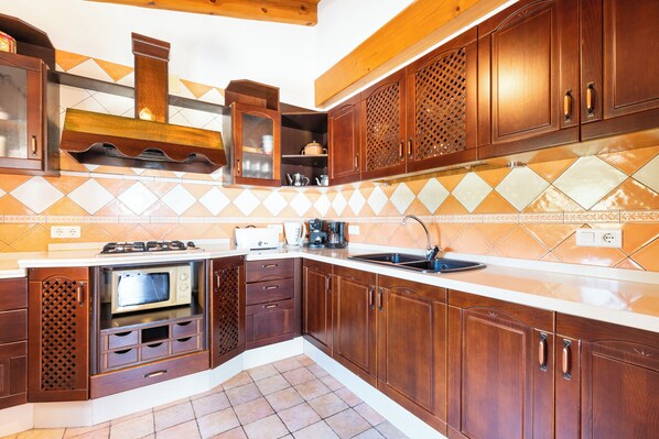 Frigorífico, microondas, placa de cocina y cafetera o tetera