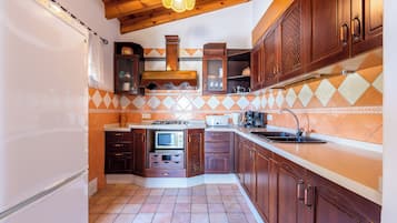 Réfrigérateur, micro-ondes, plaque de cuisson, cafetiÚre/bouilloire