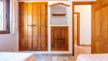 2 dormitorios, tabla de planchar con plancha, wifi gratis y ropa de cama