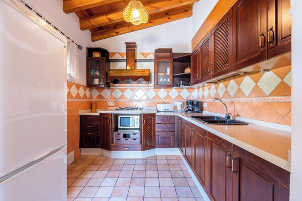 Frigorífico, microondas, placa de cocina y cafetera o tetera