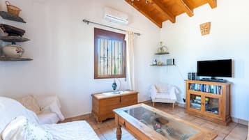 Una televisión, una chimenea, un reproductor de DVD