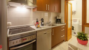 Una cocina equipada con estufa, horno, cafetera y lavaplatos.