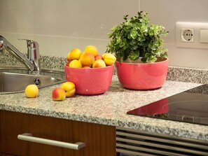 Fridge, microwave, oven, stovetop - Apartment Obelisc-1 with Wifi and close to the beach (Can Picafort)