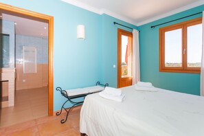 5 bedrooms, iron/ironing board, free WiFi, bed sheets - Villa Santa Eulalia with private Pool, A/C and garden (Santa Margalida)