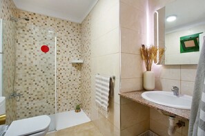 Shower, hair dryer, towels - Balcón de Amadores 2 – Ocean View (Puerto Rico)