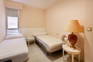 2 habitaciones, tabla de planchar con plancha, wifi y ropa de cama 