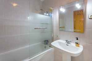 Baignoire, sèche-cheveux, serviettes fournies