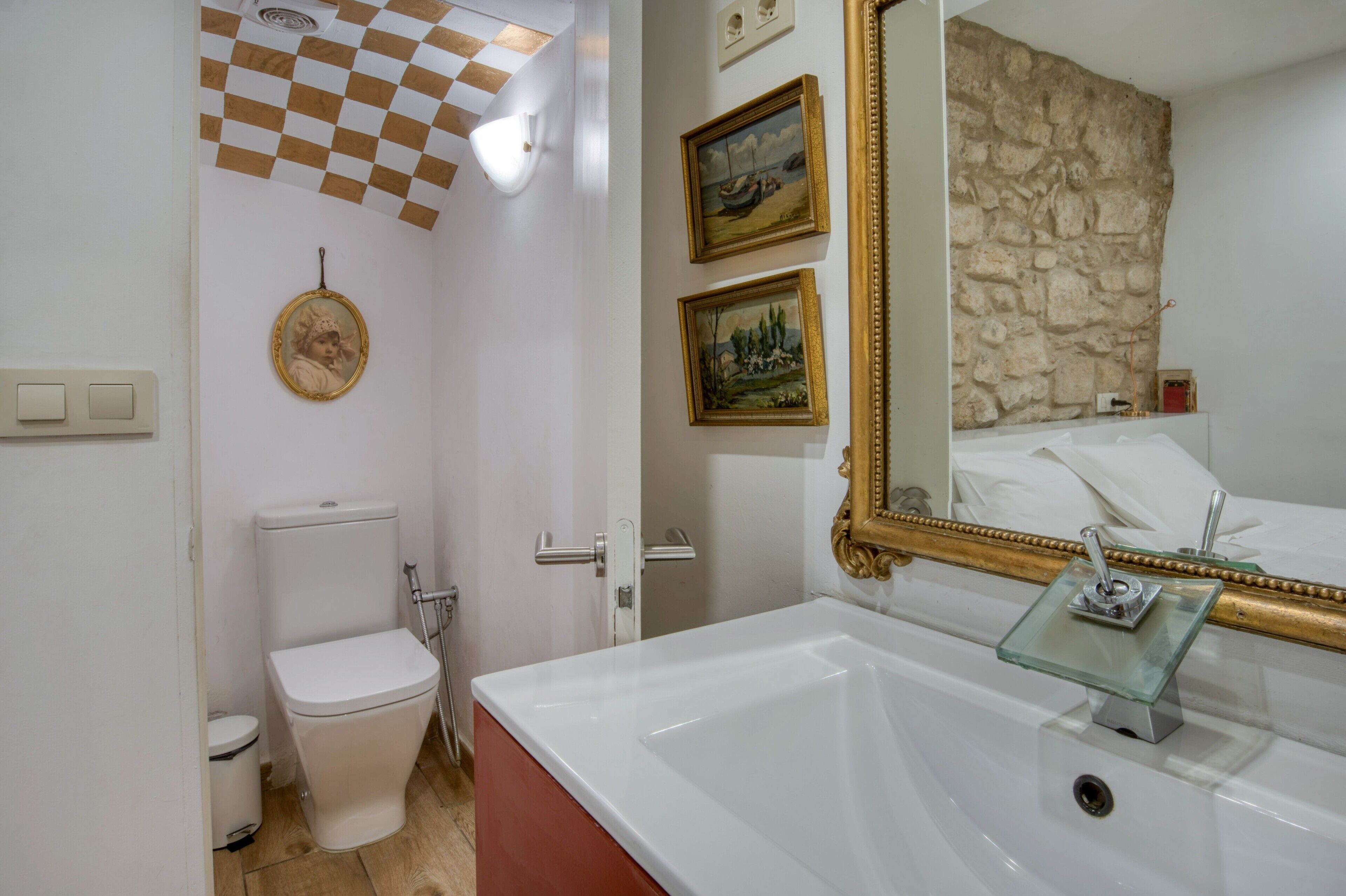 Douche, sèche-cheveux, serviettes fournies