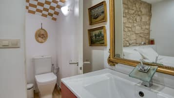 Een douche, een haardroger, handdoeken