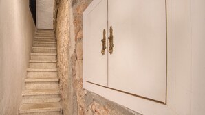 A staircase leading to a room with a white door and brass handles. - Apartment “Old Side Girona one” with Balcony, Wi-Fi & A/C (Girona)