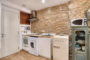 Fridge, microwave, oven, stovetop - Apartment “Old Side Girona one” with Balcony, Wi-Fi & A/C (Girona)