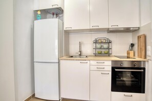 Een koelkast, een microgolfoven, een oven, een kookplaat