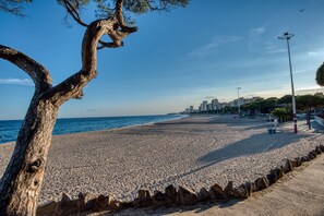 Una spiaggia nelle vicinanze