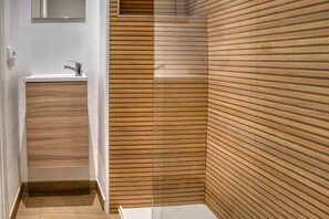 Dusche, kostenlose Toilettenartikel, Haartrockner, Handtücher