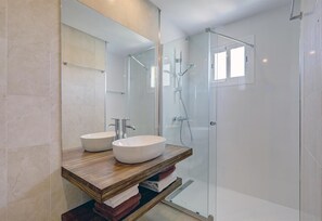 Shower, hair dryer, towels - Apartment "Penthouse Boulevard 401" with Pool, Terrace, Air Conditioning & Wi-Fi (Estepona)