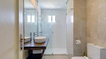 Dusche, Haartrockner, Handtücher