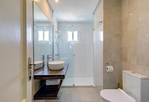 Shower, hair dryer, towels - Apartment "Penthouse Boulevard 401" with Pool, Terrace, Air Conditioning & Wi-Fi (Estepona)