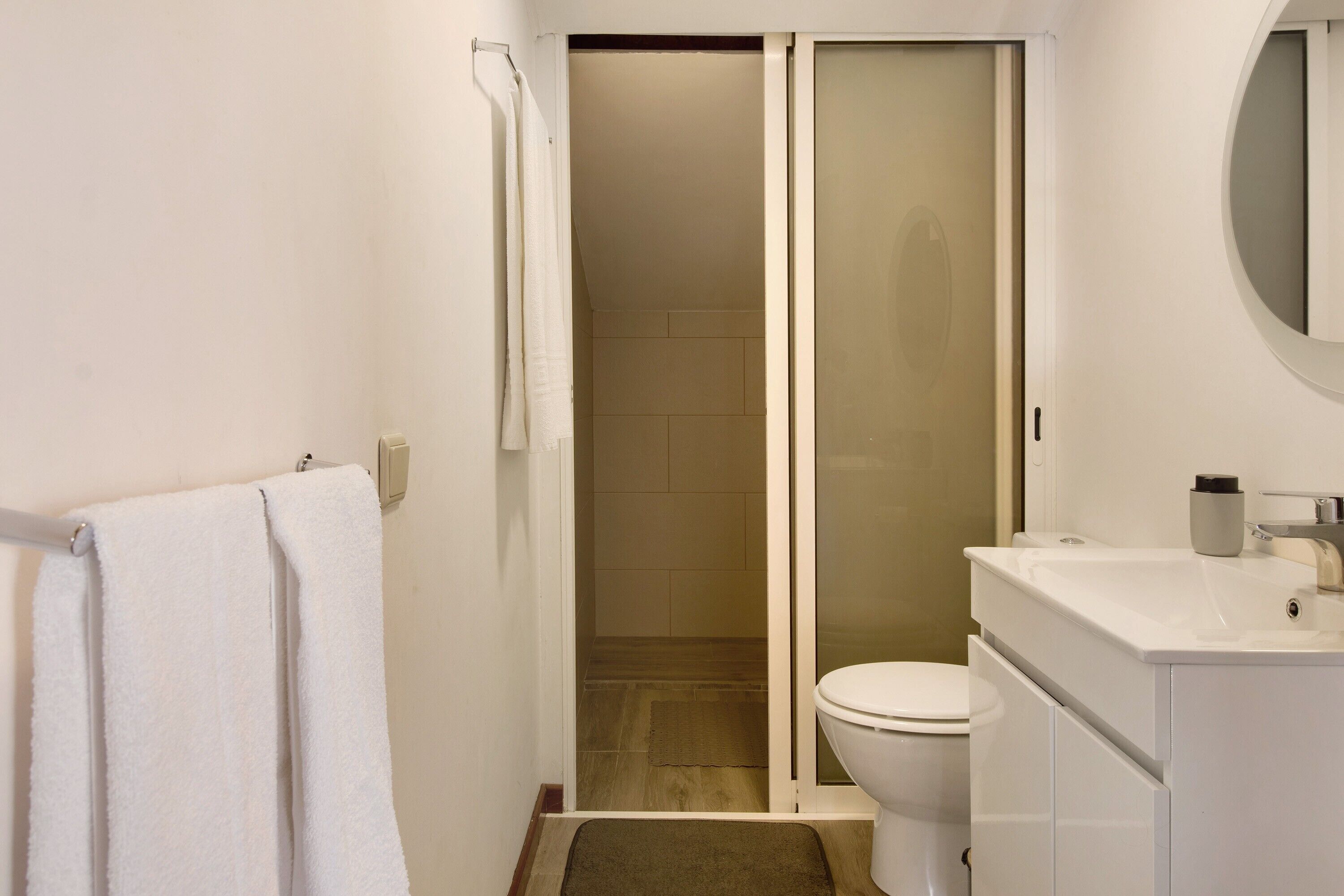 Een douche, een haardroger, handdoeken