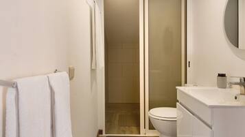 Een douche, een haardroger, handdoeken